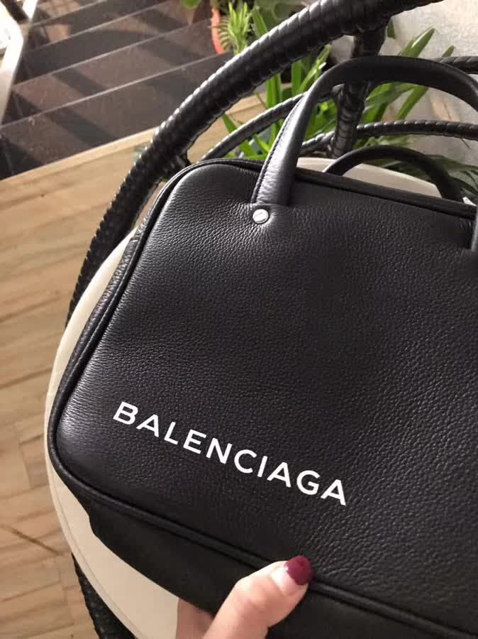 BALENCIAG巴黎世家 18新款枕頭包 可手提肩背  BL1819